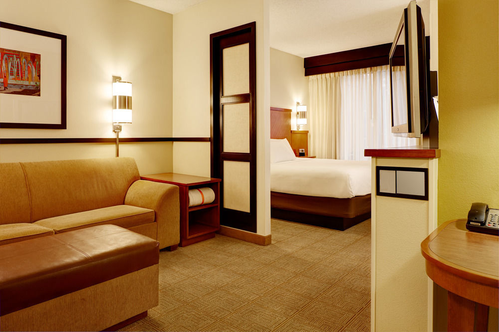 Hyatt Place Rouge/i-10 3*